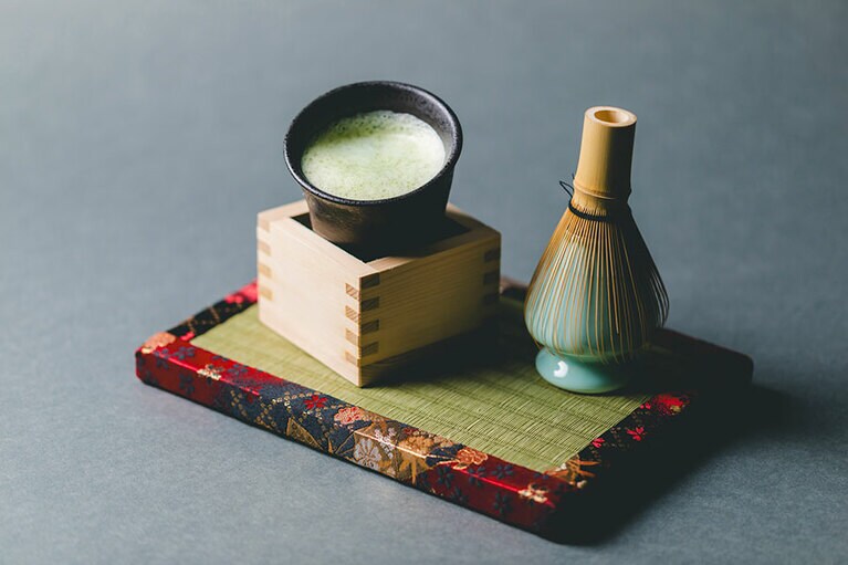 ウェルカムドリンクとして提供される「抹茶　豆乳　和三盆　冷製ラテ」。