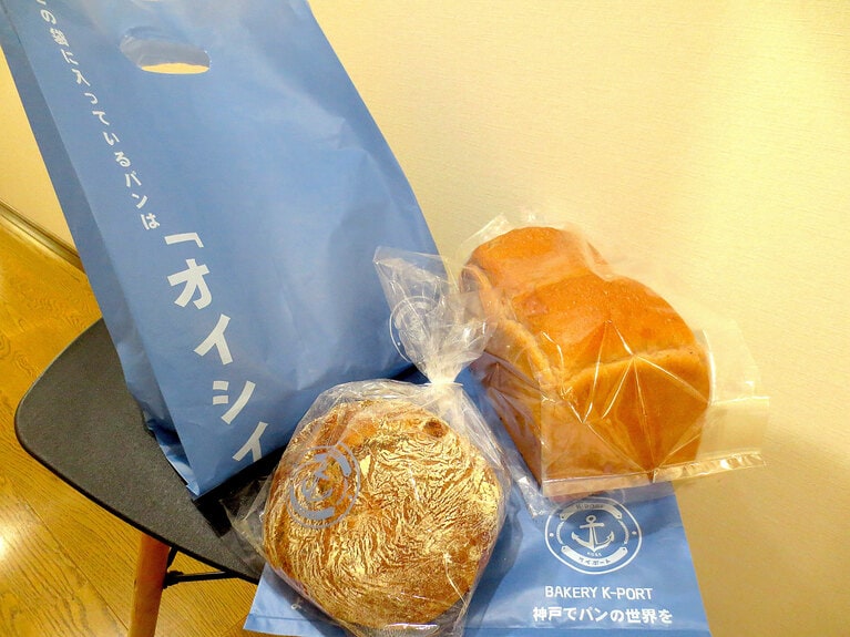 『この袋に入っているパンは「オイシイ」よ』『神戸でパンの世界を』と書かれた袋でお持ち帰り。