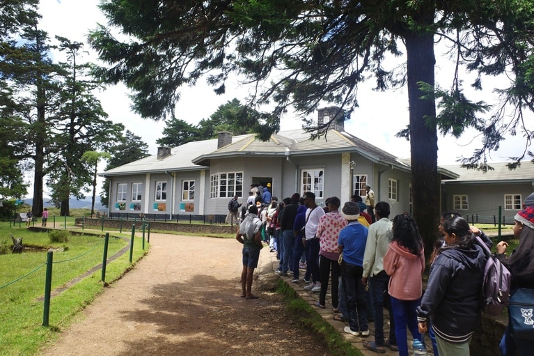 昼前の管理事務所は家族連れや学生たちで混雑していた。