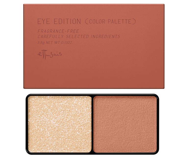 左側がツヤときらめきを放つ“シルクカラー”、右側はマットな“カシミヤカラー”と、質感が違う2色がセットになっているアイシャドウ。この秋は、自然ににじみ出るような血色感を演出する、肌なじみのいいマホガニーレッドがキーカラーに。アイエディション（カラーパレット） 15 マホガニーレッド 1,540円／エテュセ