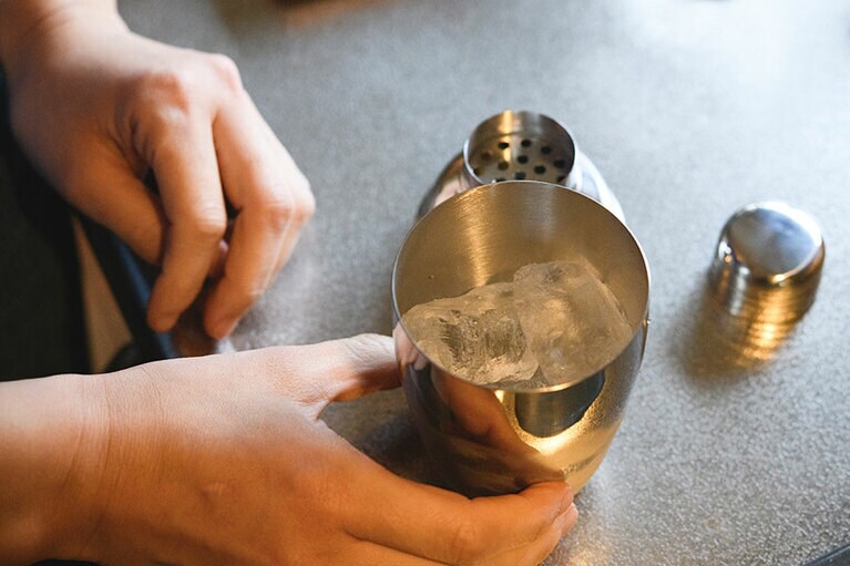 氷はシェイカーの半分くらい。