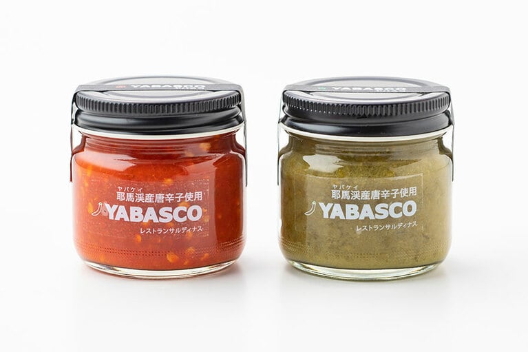 左から：赤ヤバスコ、青ヤバスコ 各702円(80g)。