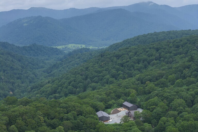 群馬県の片品村に位置する尾瀬国立公園の代表的な玄関口、鳩待峠に誕生した「LUCY尾瀬鳩待」。