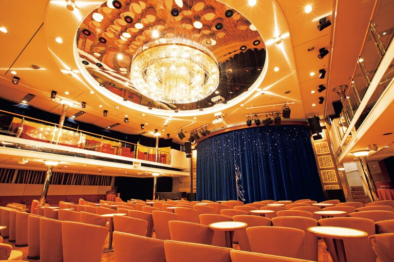 2層吹き抜けの華やかな「ドルフィンホール」ではアーティストによる本格的なコンサートやショーが開催される。