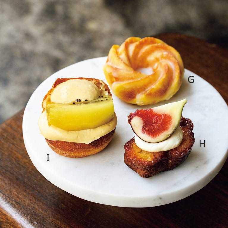 G：ふわっと溶けるドーナツ。焼きフレンチクルーラー 270円。H：ビタースイートなカラメルと季節の果物のマリアージュ。ハニートースト いちじく 324円。I：カスタードたっぷりのフルーツサンド。キウイフルーツサンド 410円／daco