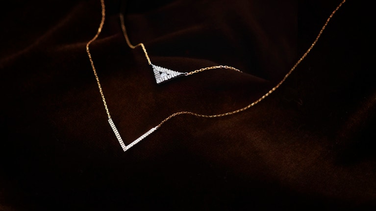 小泉今日子さんがドラマで着用し、話題になったCASUCAのtovera 1 point stoneネックレス。