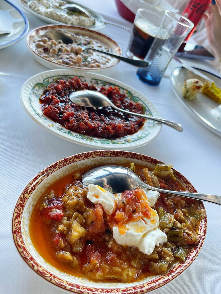 約90種類の冷たいメゼがあるので、できればグループでたくさんの種類を食べたい。