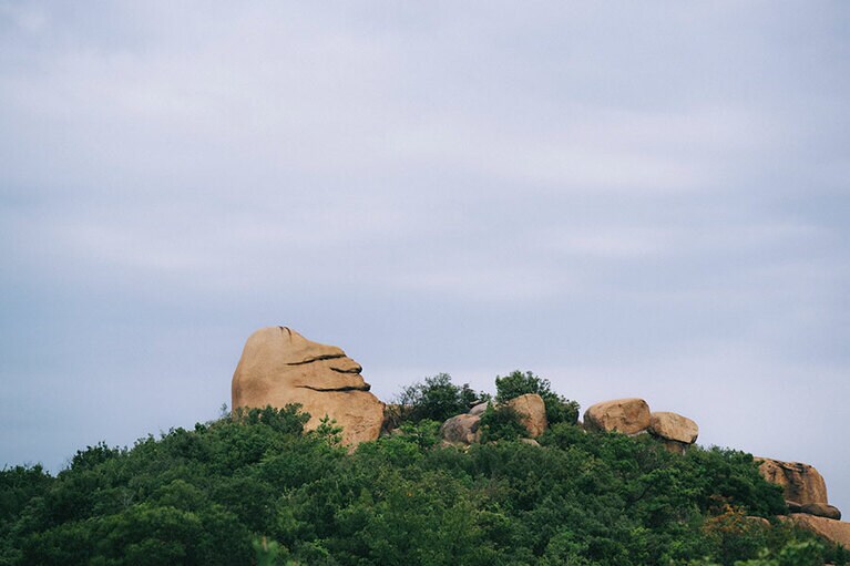 王子が岳のシンボル、ニコニコ岩。