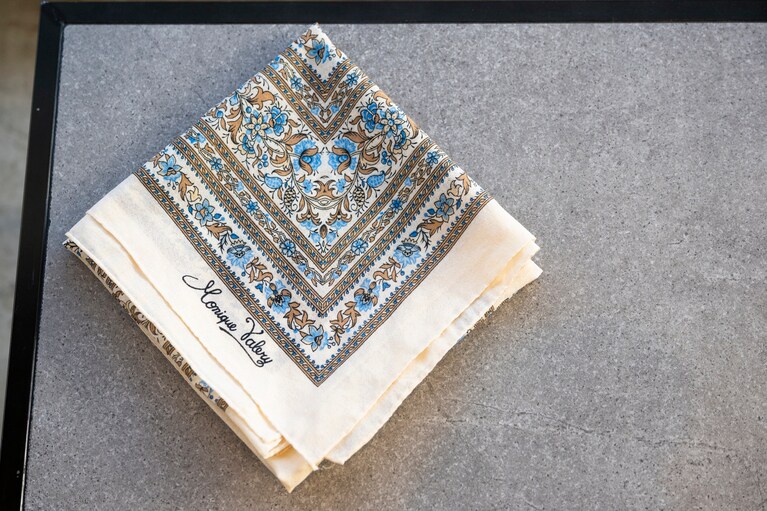 パリの蚤の市で見つけた、お気に入りのスカーフ。