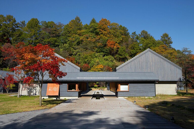 外観は宿場をイメージ。入浴料金は大人 1,350円、子ども 800円(8月、GW、年末年始除く)。