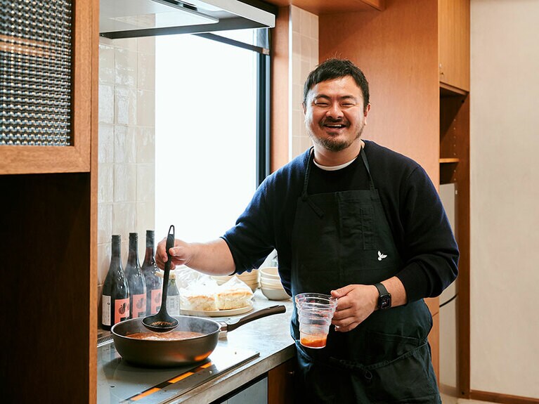 鳥羽周作さん。ミシュランガイド東京2020から4年連続で一つ星を獲得したフレンチレストラン「sio」をはじめ、さまざまな飲食店を運営。そのほかフードプロデュースや書籍、SNSでレシピを公開するなど、レストランの枠を超えた多様な手段で「おいしい」を届けている。