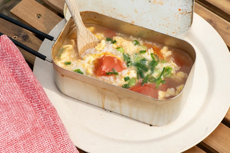 やさしい味わいが魅力のトマトのお粥。アウトドアの朝にふさわしい、慈愛に満ちた料理です。