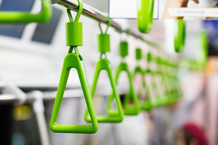 電車内でもエクササイズ！／写真提供　アフロ