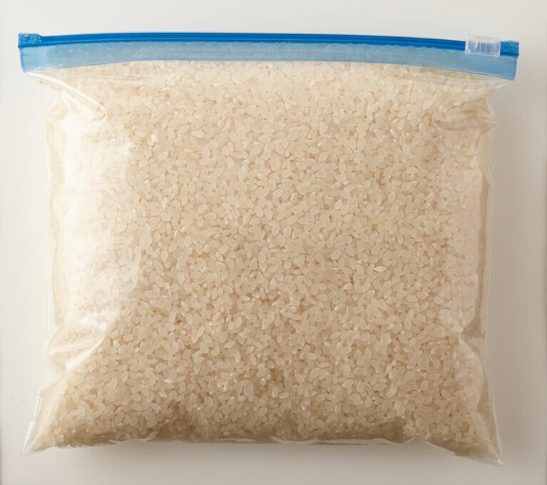 閉めるときに空気を抜くのもポイント。