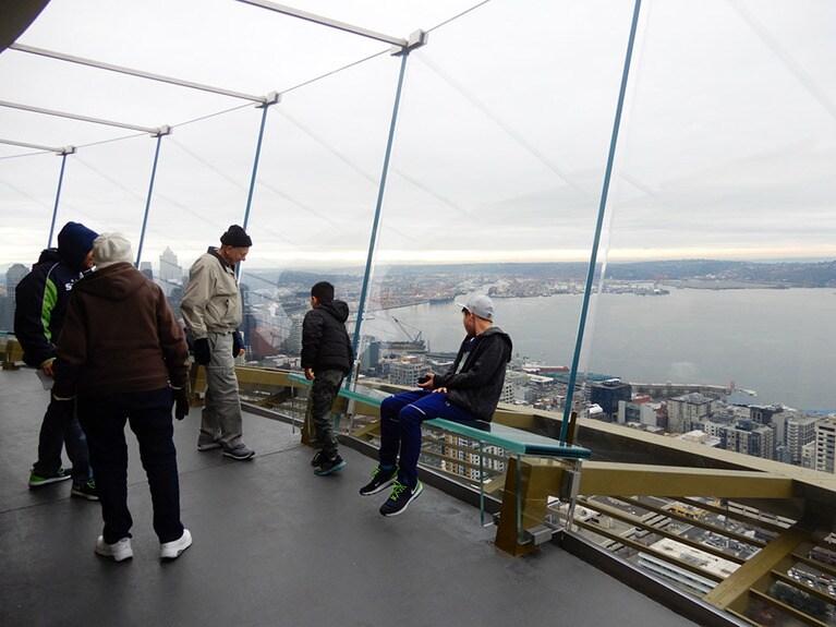 まるで外に飛び出したベンチに座っているかのような「スカイライザー」。