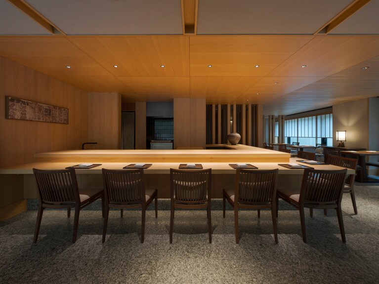 白木の一枚板が美しい割烹料理「りょうぜん」のカウンター。