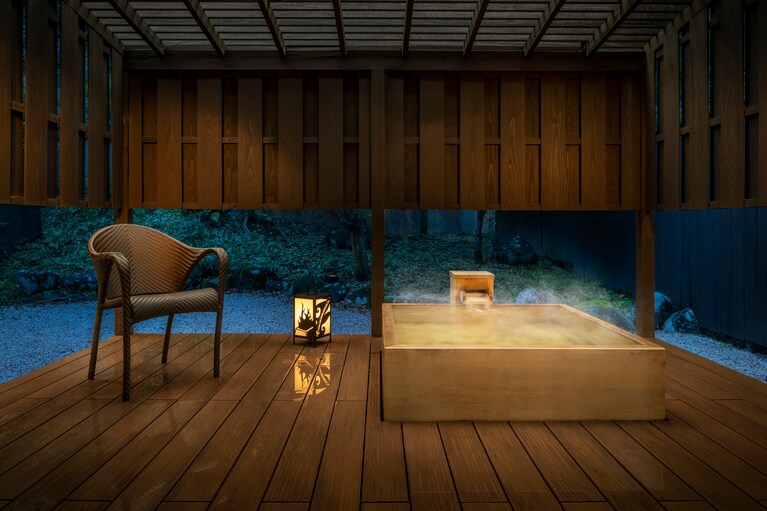 客室露天風呂は、信楽焼と檜の2タイプがある。