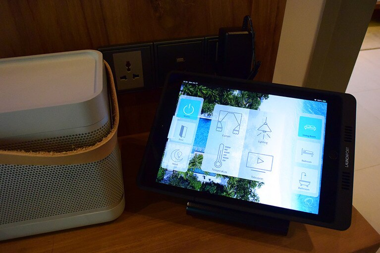 照明やカーテンはiPadで操作します。二重ロックなど、ハイテクな装備です。