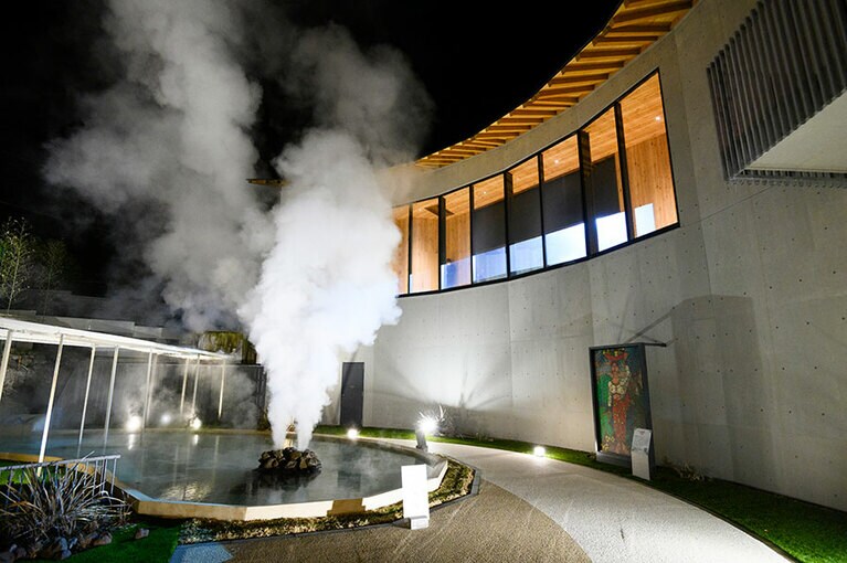 中庭でも温泉の噴煙が。