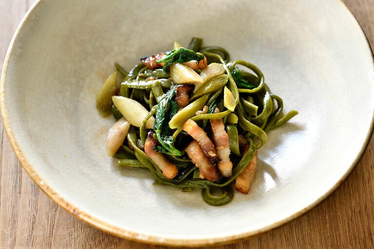 “ウドのパスタ”はウドの葉を練り込んだパスタに具にウドを使う。