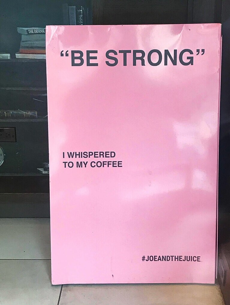 カフェも椅子をすべて撤去してテイクアウトのみ。「がんばろう」というメッセージを掲げるところも。Photo：Etsuko Chiba