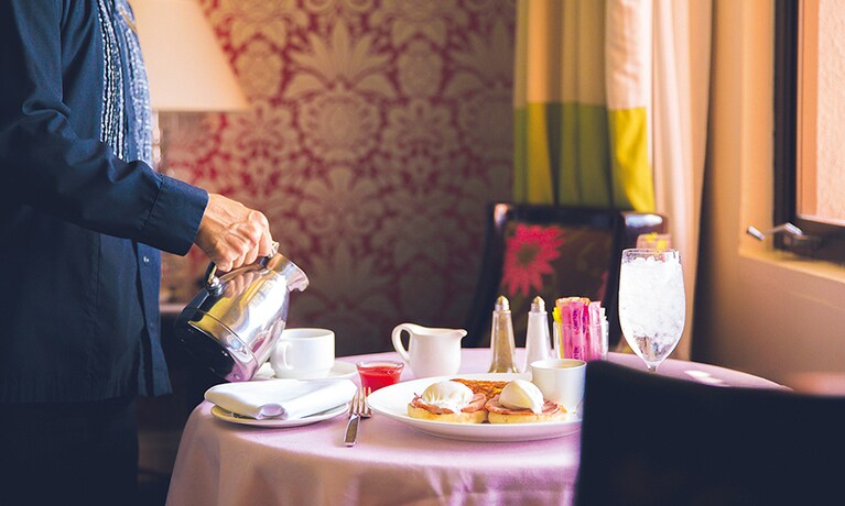 ルームサービスのクラシック・エッグ・ベネディクト 23ドル(＋デリバリー料 5ドル)など。