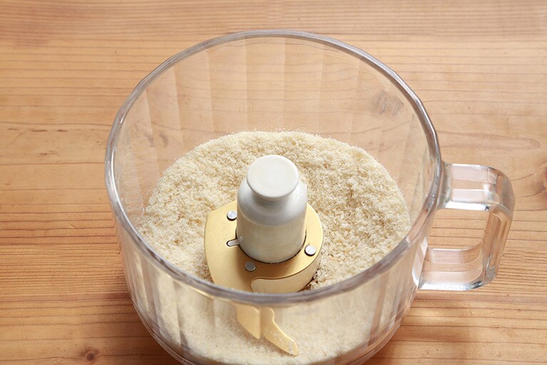 パン粉は細かいタイプのものがきれいに付きやすい。手持ちのものをフードプロセッサーでさらに粉砕しても良い。