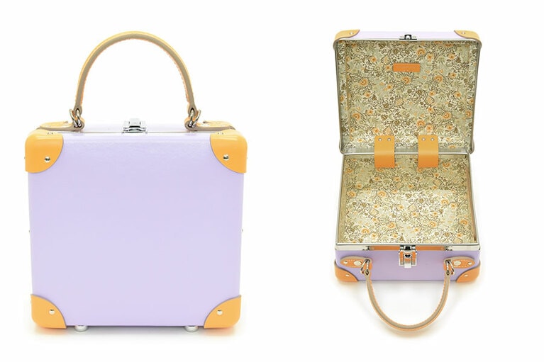 パステル調のカラーがやわらかな印象を与える「The Romantique」。フェミニンだけれど、知的な女性を演出。トランクを開けると美しいリバティプリントが。ラベンダーカラー W20×H20×D11cm 120,000円／グローブ・トロッター