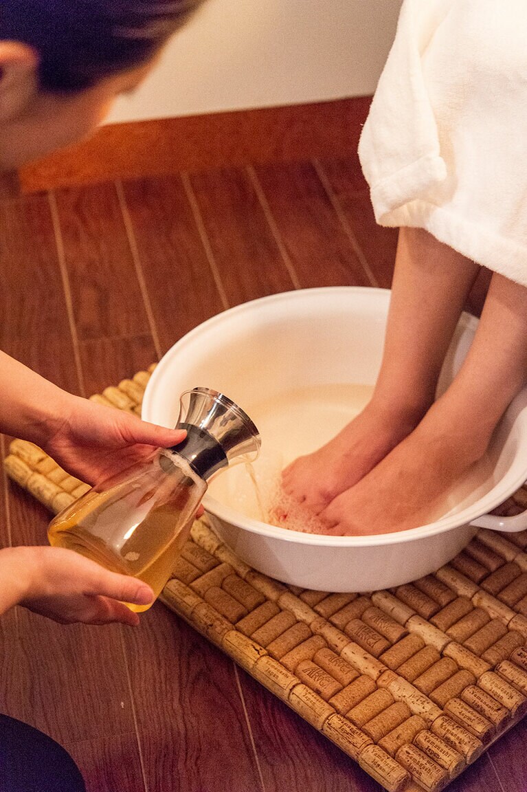 ワインをお湯に入れた足浴からスタートするスペシャルメニュー。