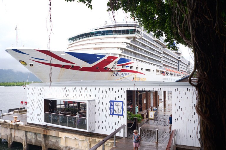 大型客船が眼前に。