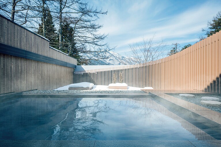 【星野リゾート 界 アルプス】雪国の冷たい空気が頰に心地よい露天風呂。