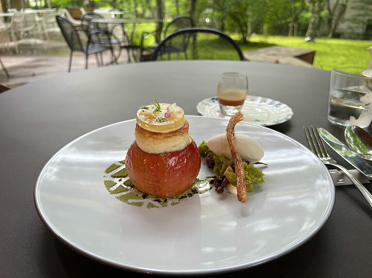 一方、「りんごのスフレ」は、ころんとした小ぶりのリンゴが愛らしい、甘酸っぱさ弾けるひと皿です。