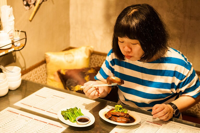 お箸で簡単に切れるほどに柔らかく煮込まれた手羽先を、じっくりと味わう伊藤さん。