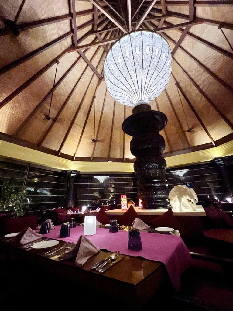 インド南部のケララ様式のインテリアの「バラーバル」。中央の巨大な照明がゴージャスな雰囲気を演出している。