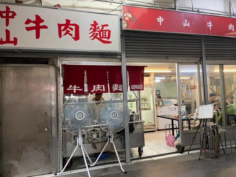 こちらが店舗の外観。食事どきは満席で座れないこともありますが、1人あたりの滞在時間はそれほど長くはないので、少し待てば座れるはずです。