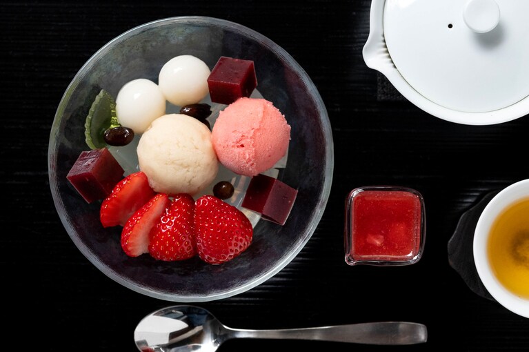 「いちごあんみつ」2,200円。2025年5月6日（火）まで。平日は1日20食、土・日曜、祝日は30食限定。相性がいいほうじ茶は1,210円。