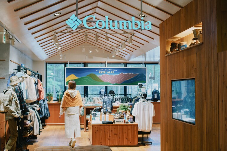 2022年3月に長野県松本市と「山岳観光の振興に関する連携協定」を結んだコロンビア。2023年には上高地食堂内にショップもオープン。上高地を訪れる観光客のアウトドアアクティビティをサポートしている。