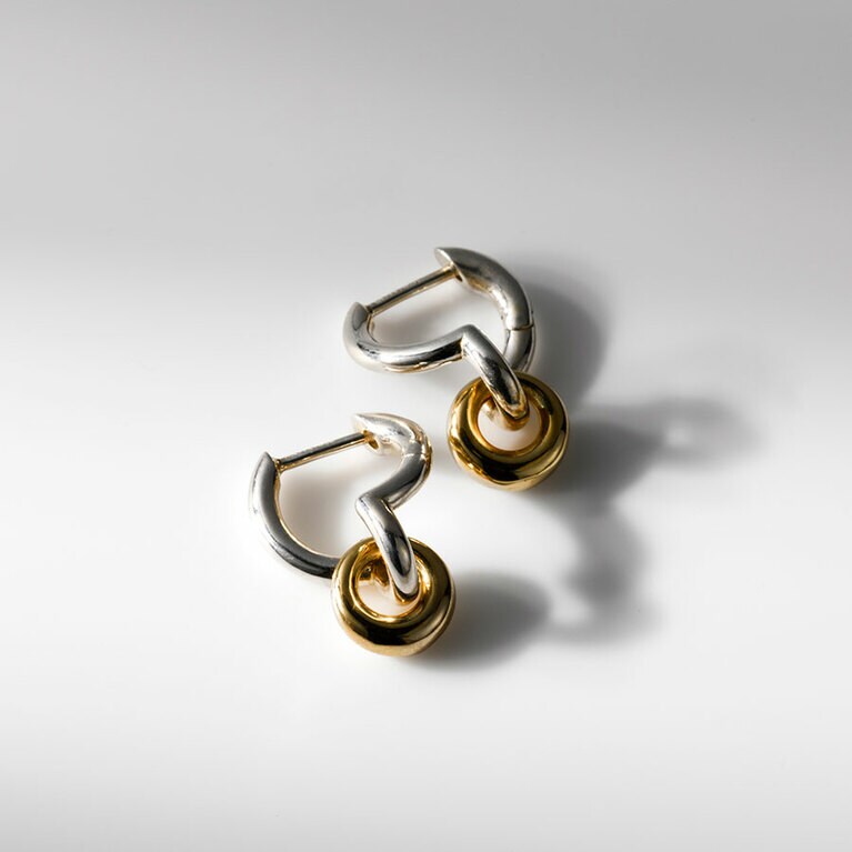 HARMONY EARRINGS 59,400円／KLOTO