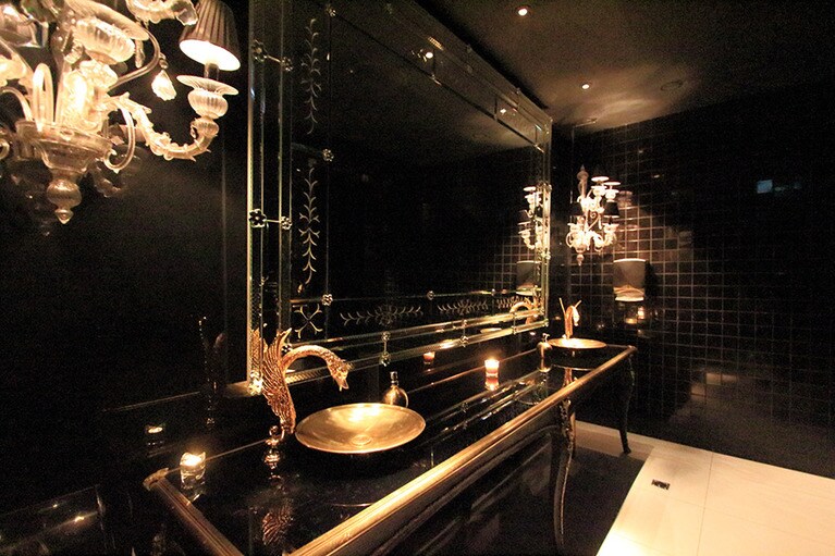 トイレの照明はシャンデリア、蛇口は鳥のくちばしになっている。