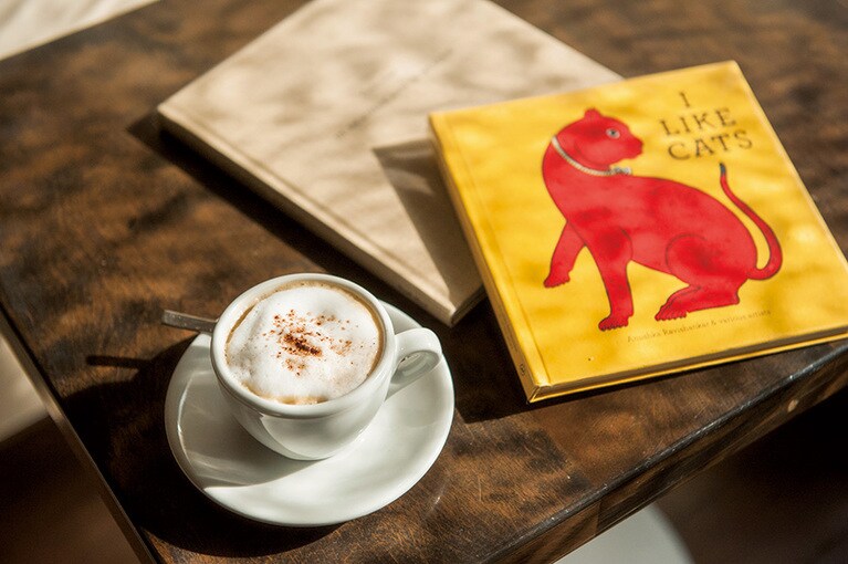 カプチーノ 600円でひと息つきながら本を選べる。