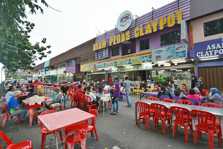 屋外の席でのんびり食事を楽しむマラッカ人。
