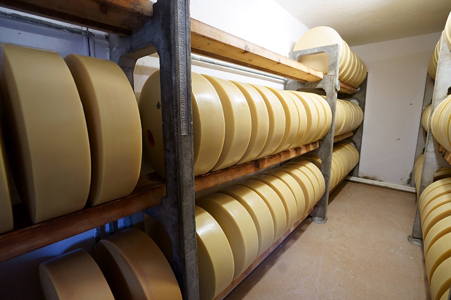 まるでワイン樽が並んでいるかのようなチーズ庫。3週間から数年間ここで熟成され、さらに美味しくなっていく。