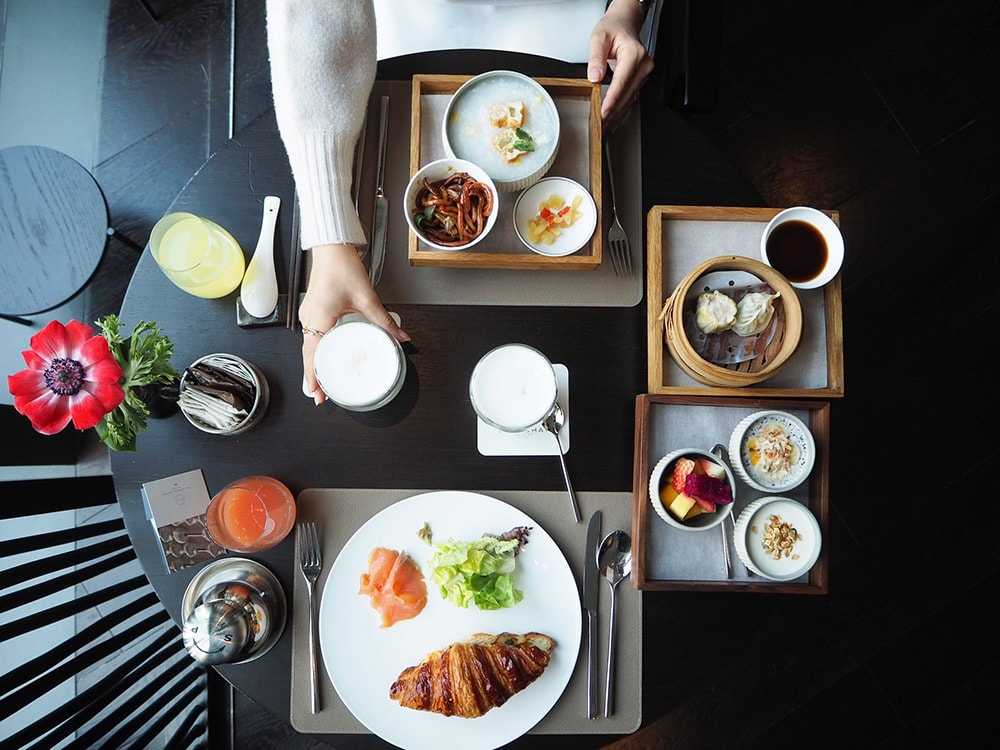 朝食セット。お粥や上海風焼きそば、ミニ点心がついた中華朝食は、上海を訪れた旅行客には特におすすめ。
