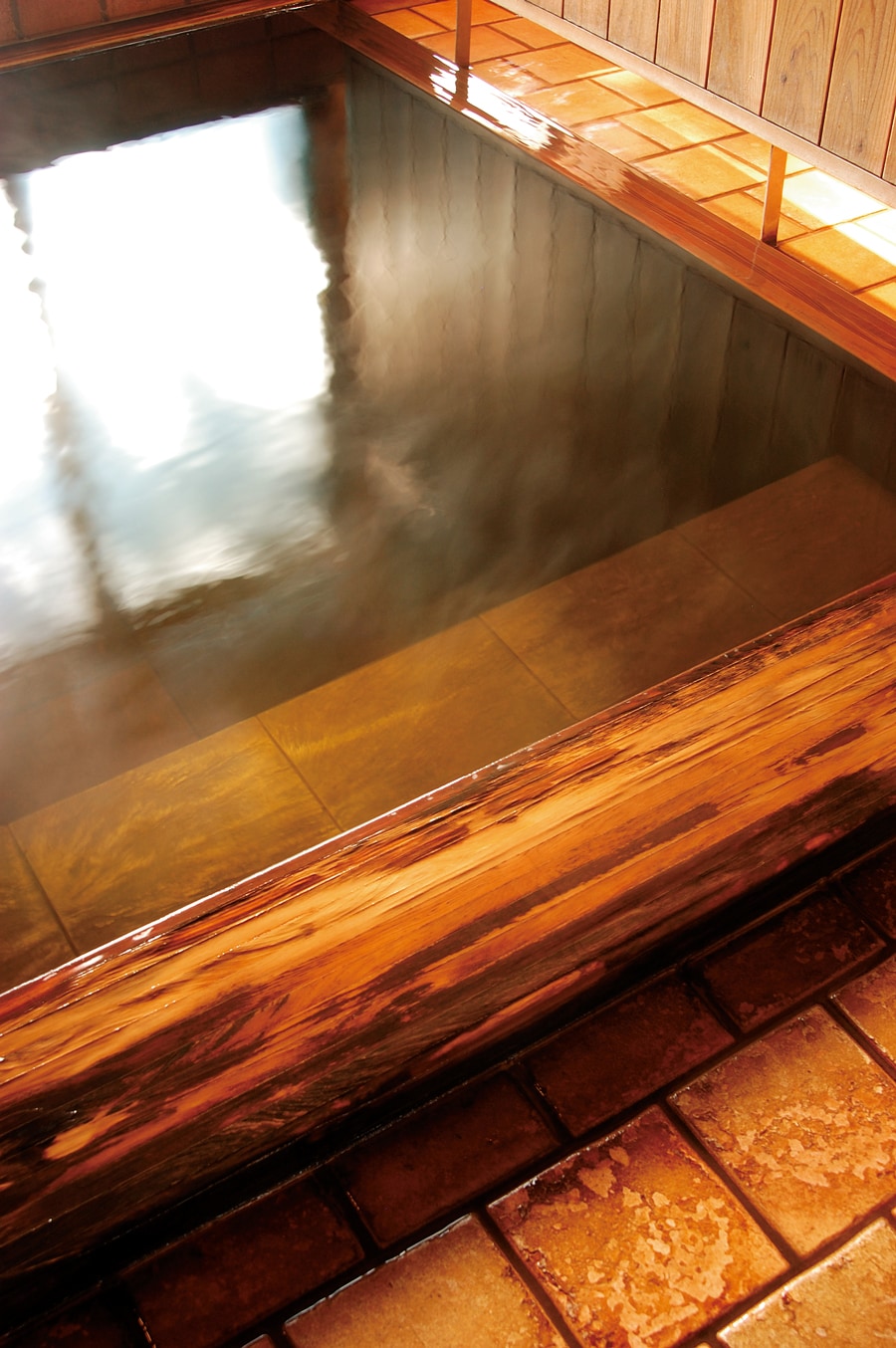 【山ふところの宿 みやま 別館】肌触りがやわらかく、疲労回復に効果的とされる単純温泉を源泉かけ流しで。浴室内にも杉材をふんだんに使用。