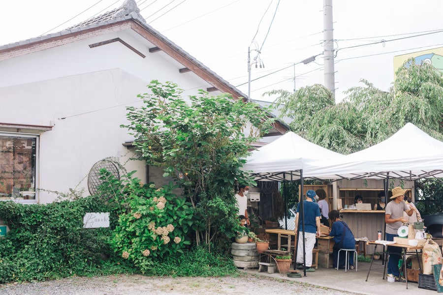 omotoアトリエの軒先で、この日は猪苗代から届いた新鮮な野菜が並び、クリームソーダなどのドリンクを提供するカフェもオープン。
