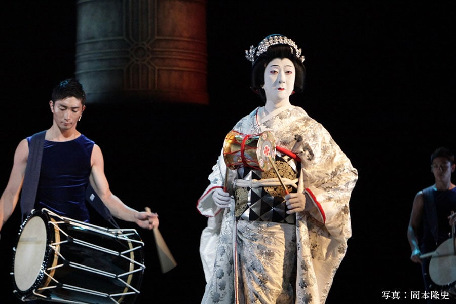 2019年9月27日(金)より公開されるシネマ歌舞伎 特別篇『幽玄』。演目のひとつ『道成寺』では、玉三郎さん演じる白拍子が羯鼓(かっこ／腰につけて撥で打つ鼓のこと)を打つ。