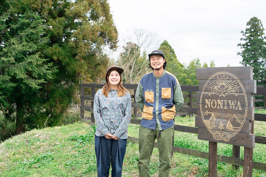 キャンプ民泊施設「NONIWA」を設立した青木達也、江梨子夫妻。東京・練馬からときがわ町へ移住し、施設をオープン。親しみやすく、朗らかな二人の人柄に惹かれ、リピートするキャンパーも多い。