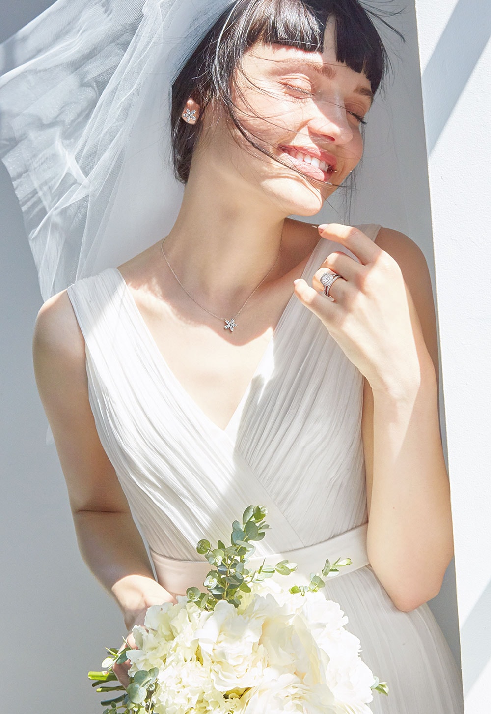 人気のソリテールリングといえば、「ティファニー ソレスト」。センターダイヤモンドの輝きを、取り巻くパヴェセットのダイヤモンドが際立たせてくれる。花モチーフのペンダントを合わせて優雅な花嫁スタイルが完成。