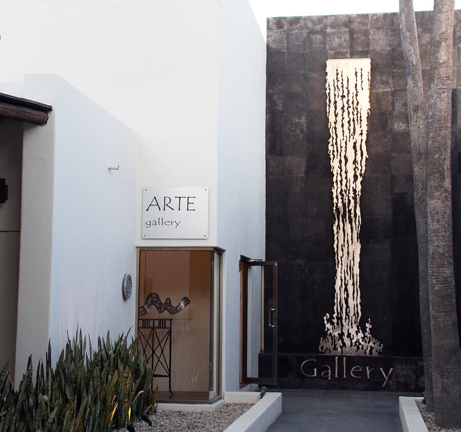 21年前にオープンした「アート ギャラリー(ARTE gallery)」は、アーティストのフリアンさんの工房兼ギャラリー。