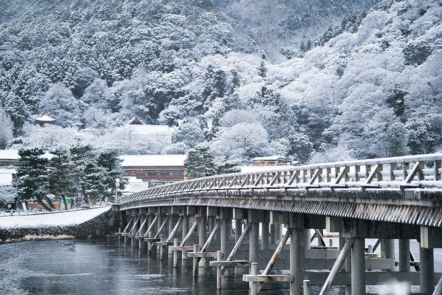 渡月橋の雪景色。Yukihiro / PIXTA